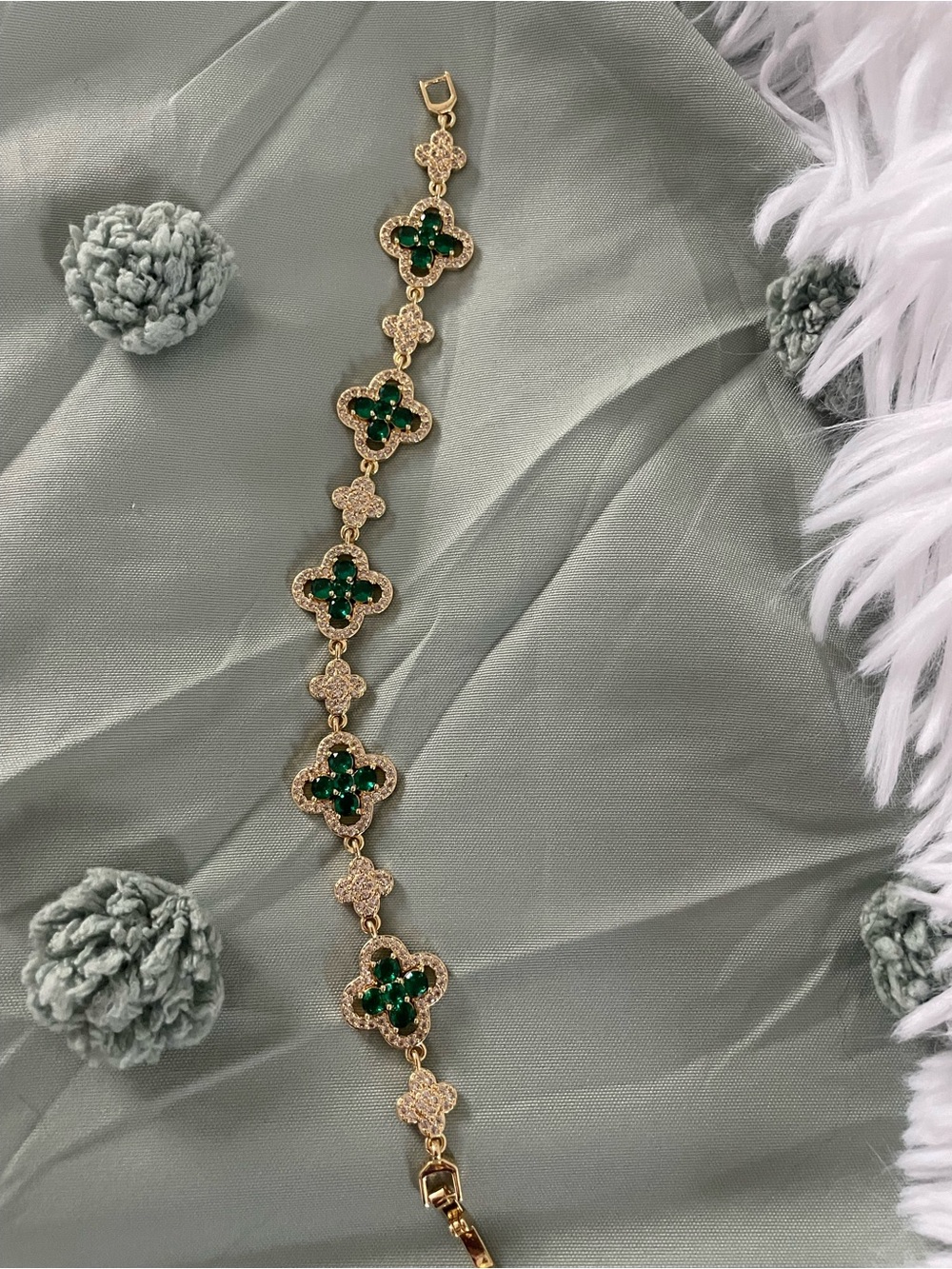 emerald green four-leaf clover motif link bracelet